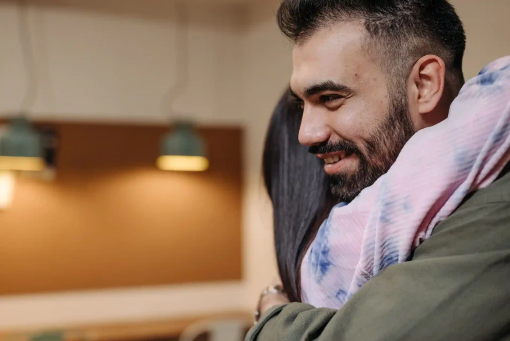 Amar quem nos odeia segundo os ensinamentos de Jesus Cristo sobre amor, perdão e oração pelos inimigos.